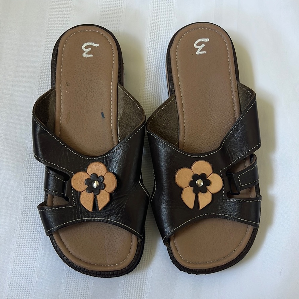 Size 3 Girls (US) Brown & Tan Flower Sandals